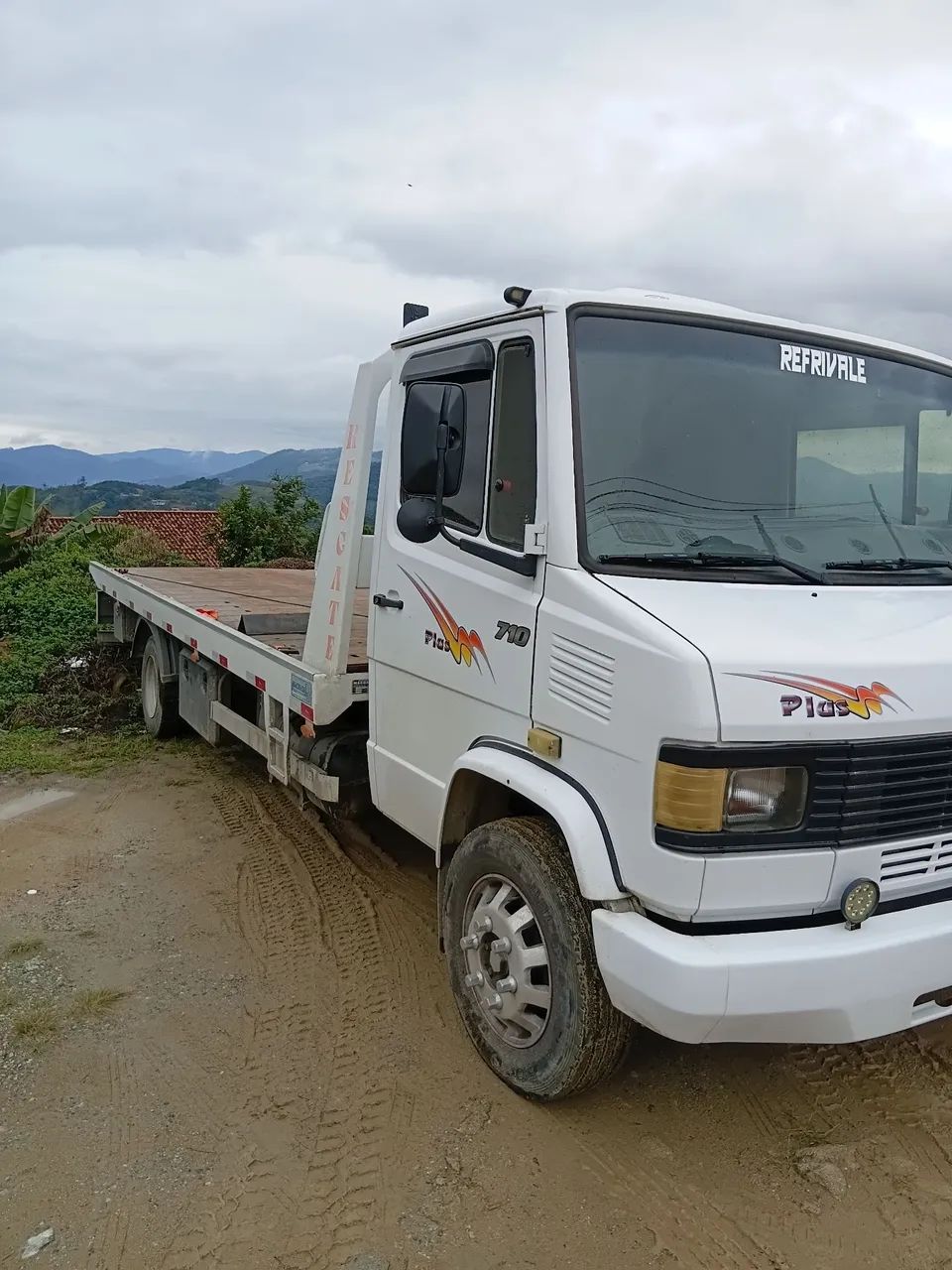 Caminhão  plataforma de guincho 710 plus