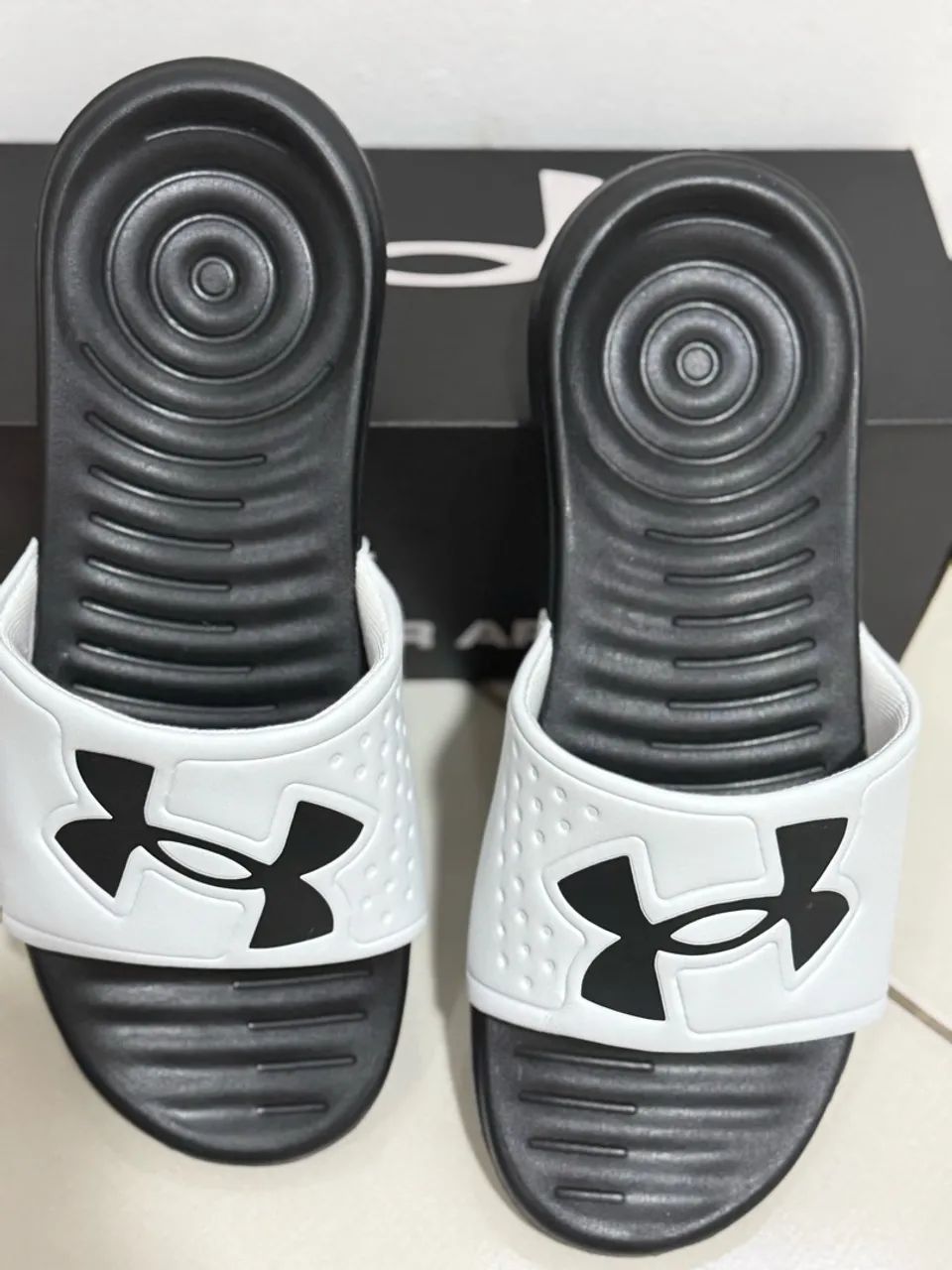 chinelo under armour ansa light branco e preto 43/44 - Foto 5