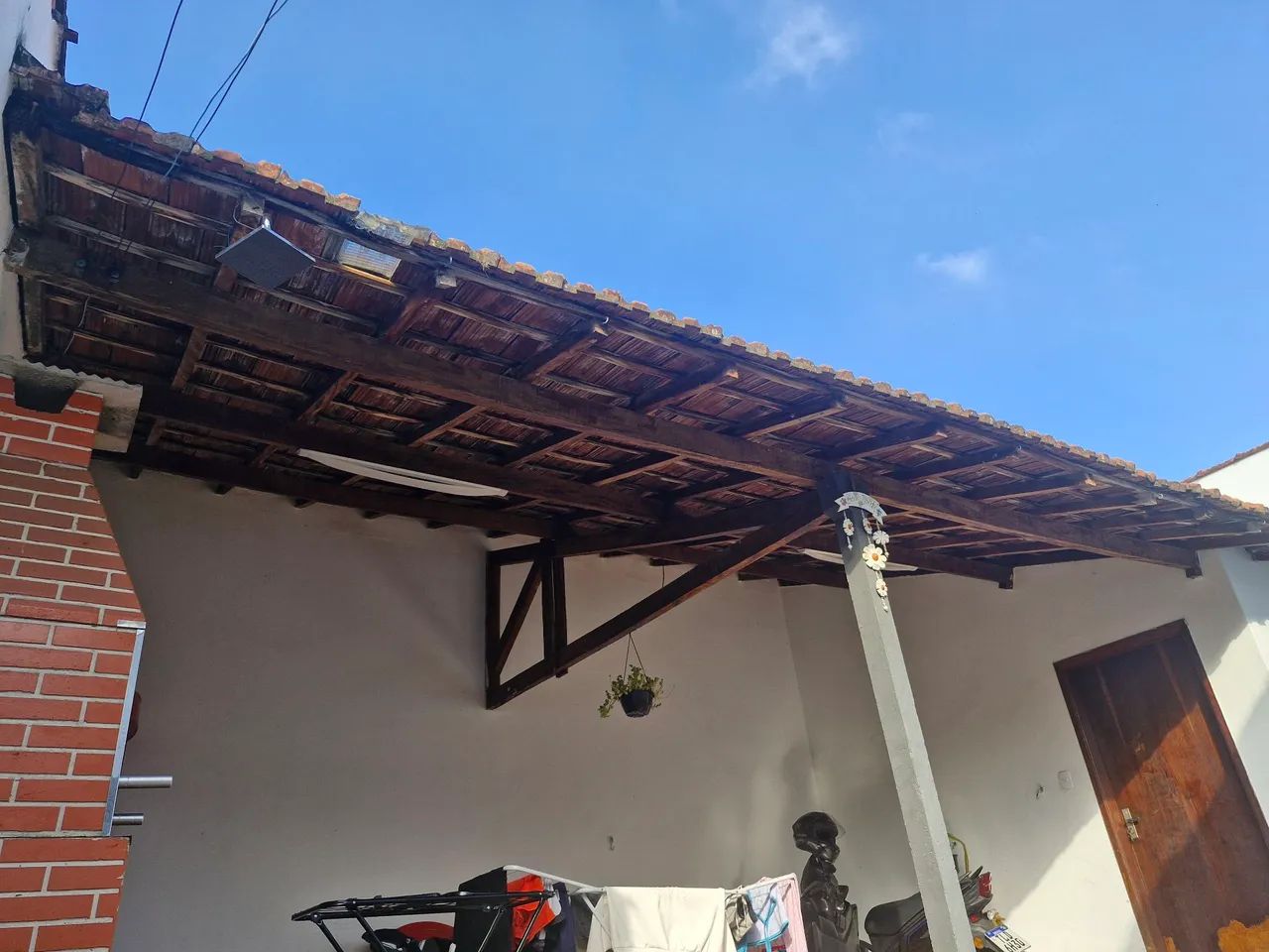 Telhado com estrutura de madeira 