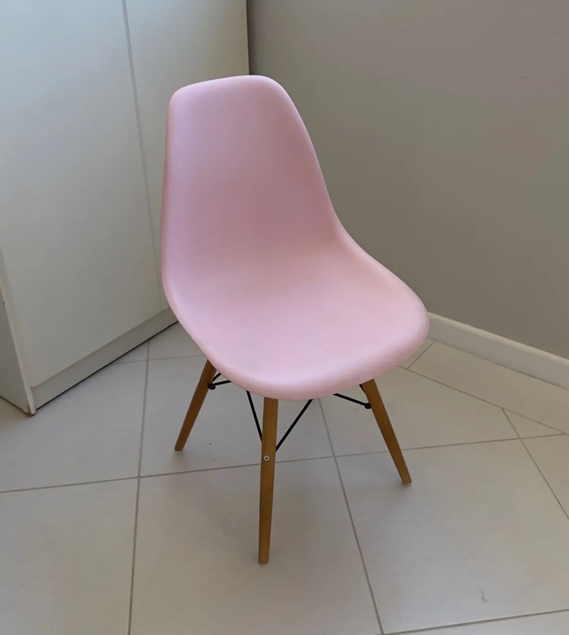 Cadeira Eames Rosa claro