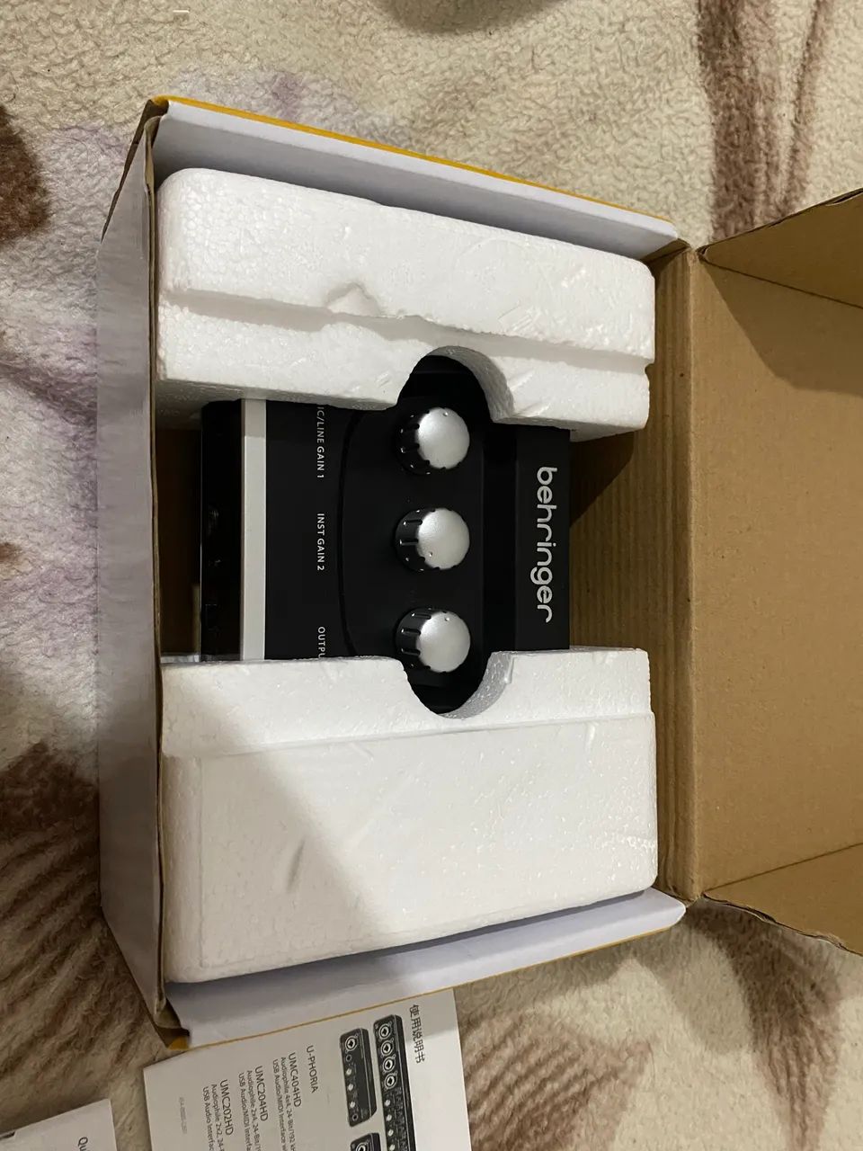 Interface de Áudio Behringer U-Phoria UM2 Preta - Foto 4