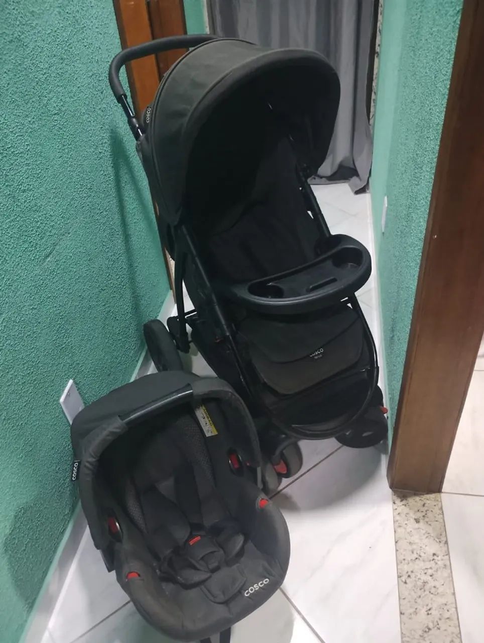 Carrinho de bebê cosco com bebê conforto 