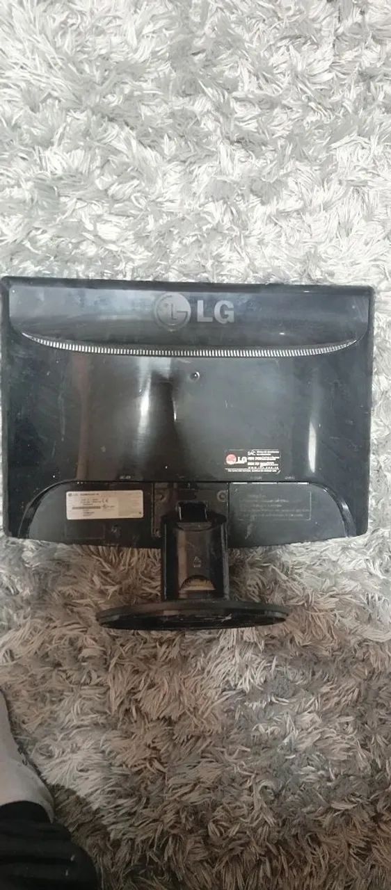 Monitor 17 polegadas vga DVI com cabos capão redondo marca LG - Foto 2
