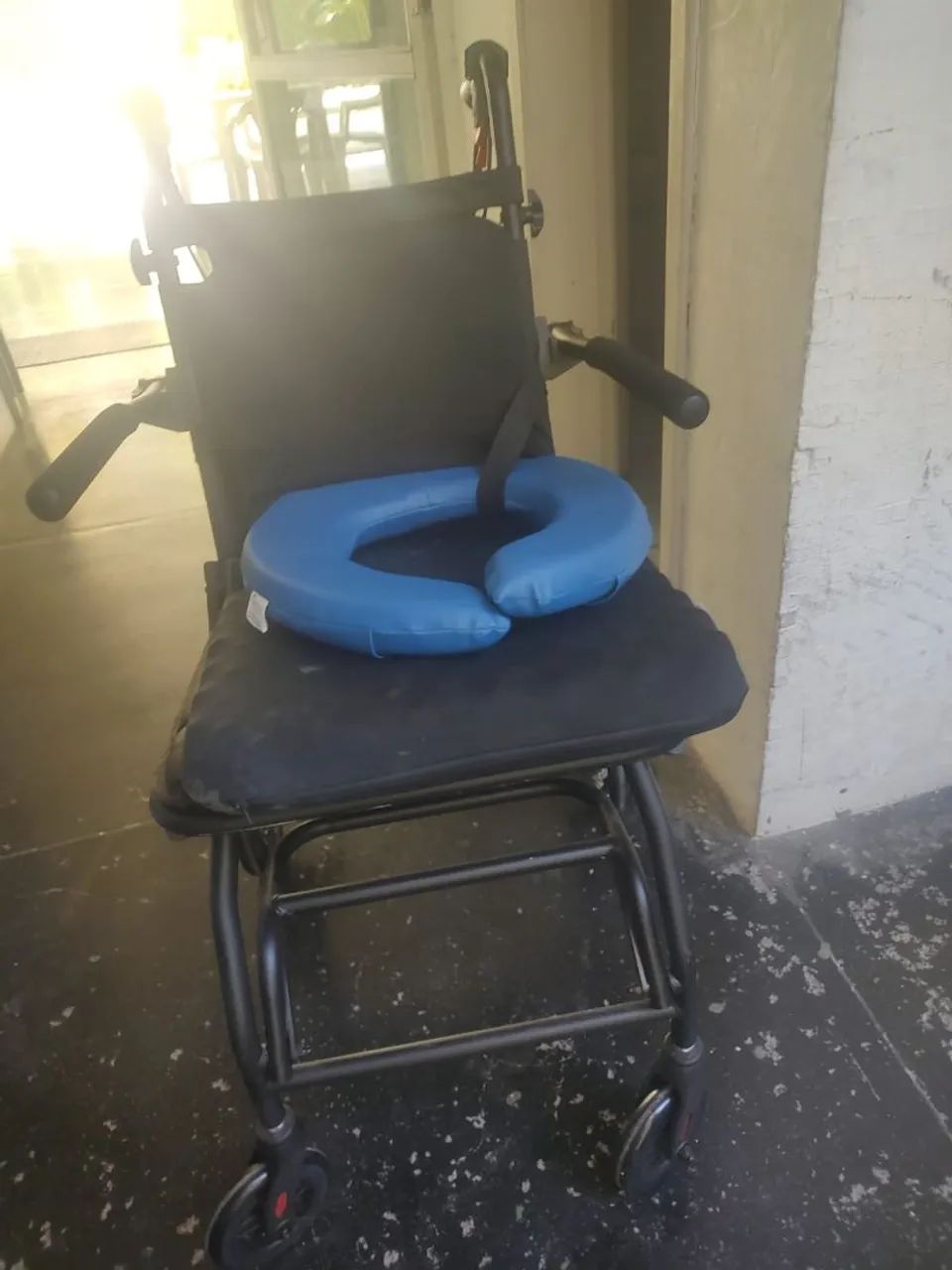 Vendo essa cadeira de rodas. - Foto 2
