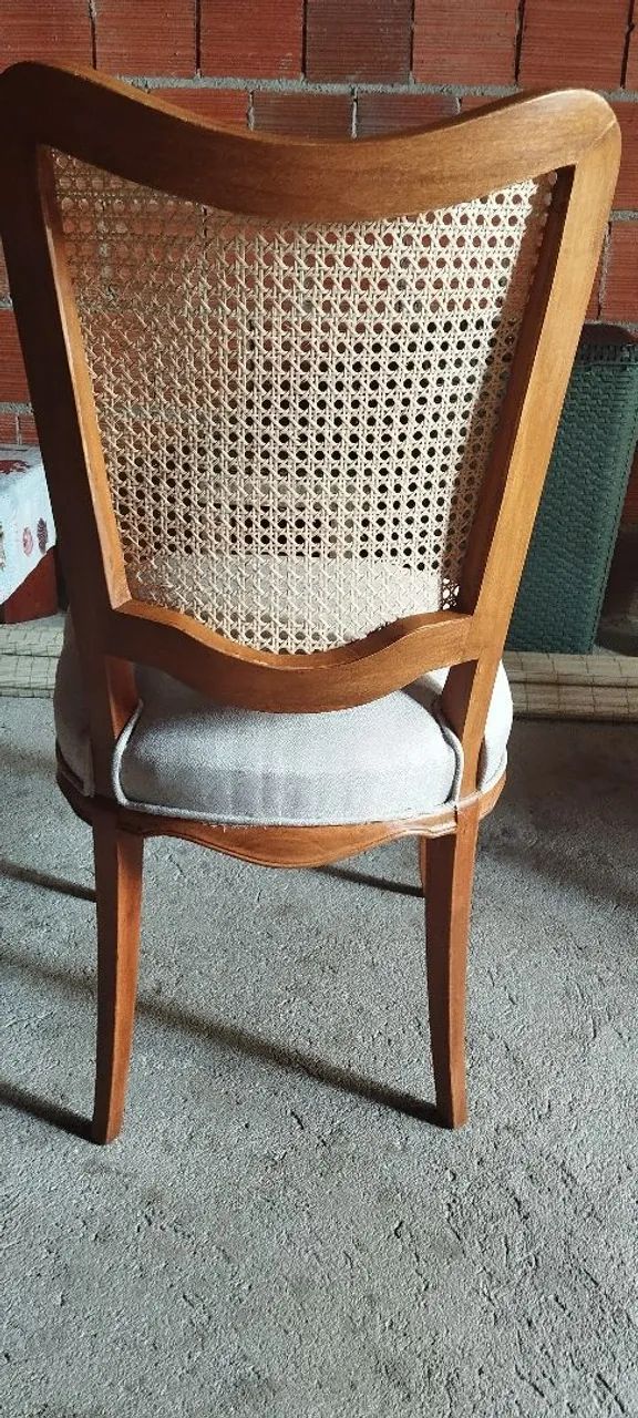 Mesa de madeira com 8 cadeiras  - Foto 4