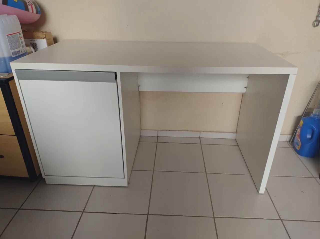 Escrivaninha com porta em MDF
