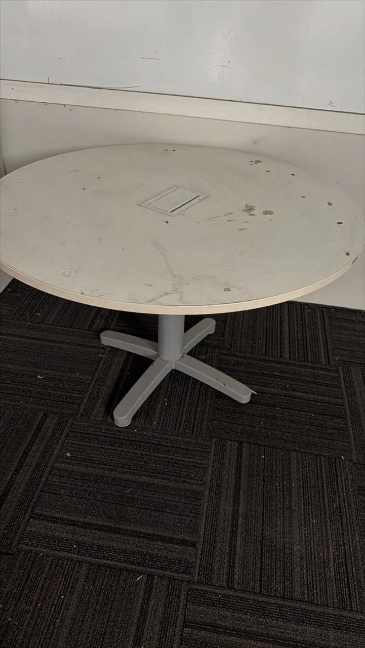 Mesa de Escritório Branca com Entrada para Tomada - Foto 2