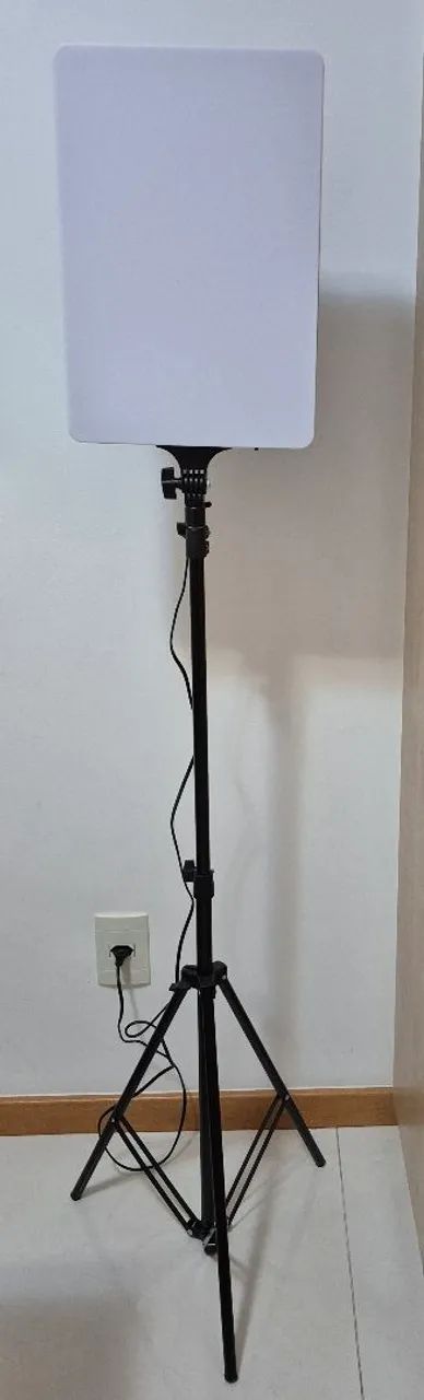 Iluminador Led 19 B Max tripé multiuso controle