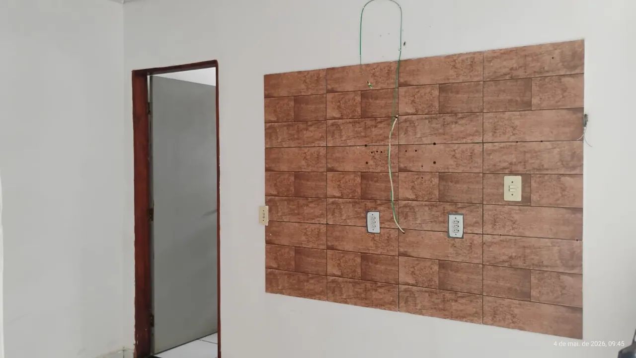 CASA COM DOIS QUARTOS NO VILAGE PRÓXIMO A COMERCIAL ALMEIDA!! 100 MIL
