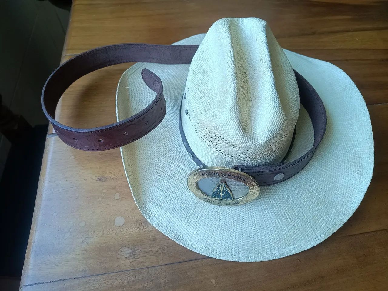 Vendo chapéu é fivela em couro. 
