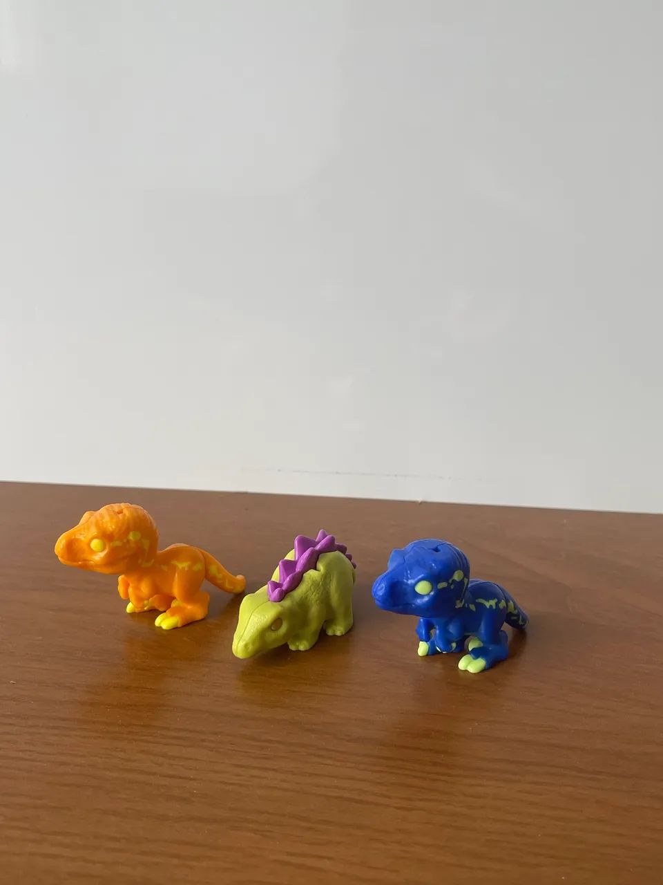 coleção kinder joy jurassic world