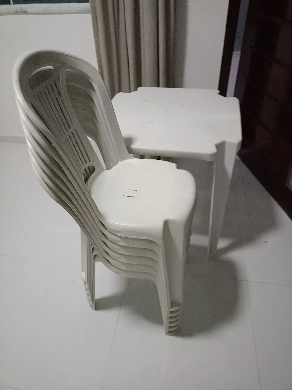 6 cadeiras e 1 mesa plástico  - Foto 2