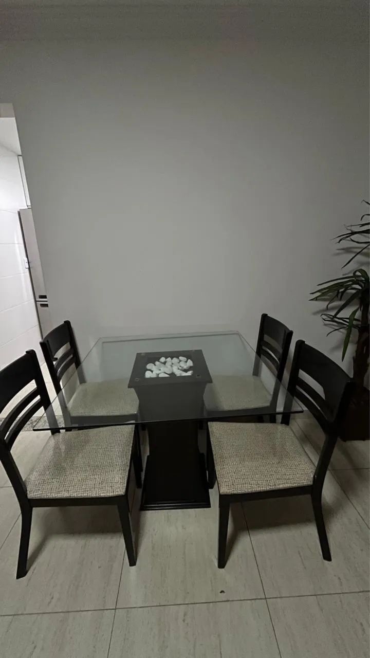 Mesa de quarto cadeiras em bom estado de conservação  - Foto 2