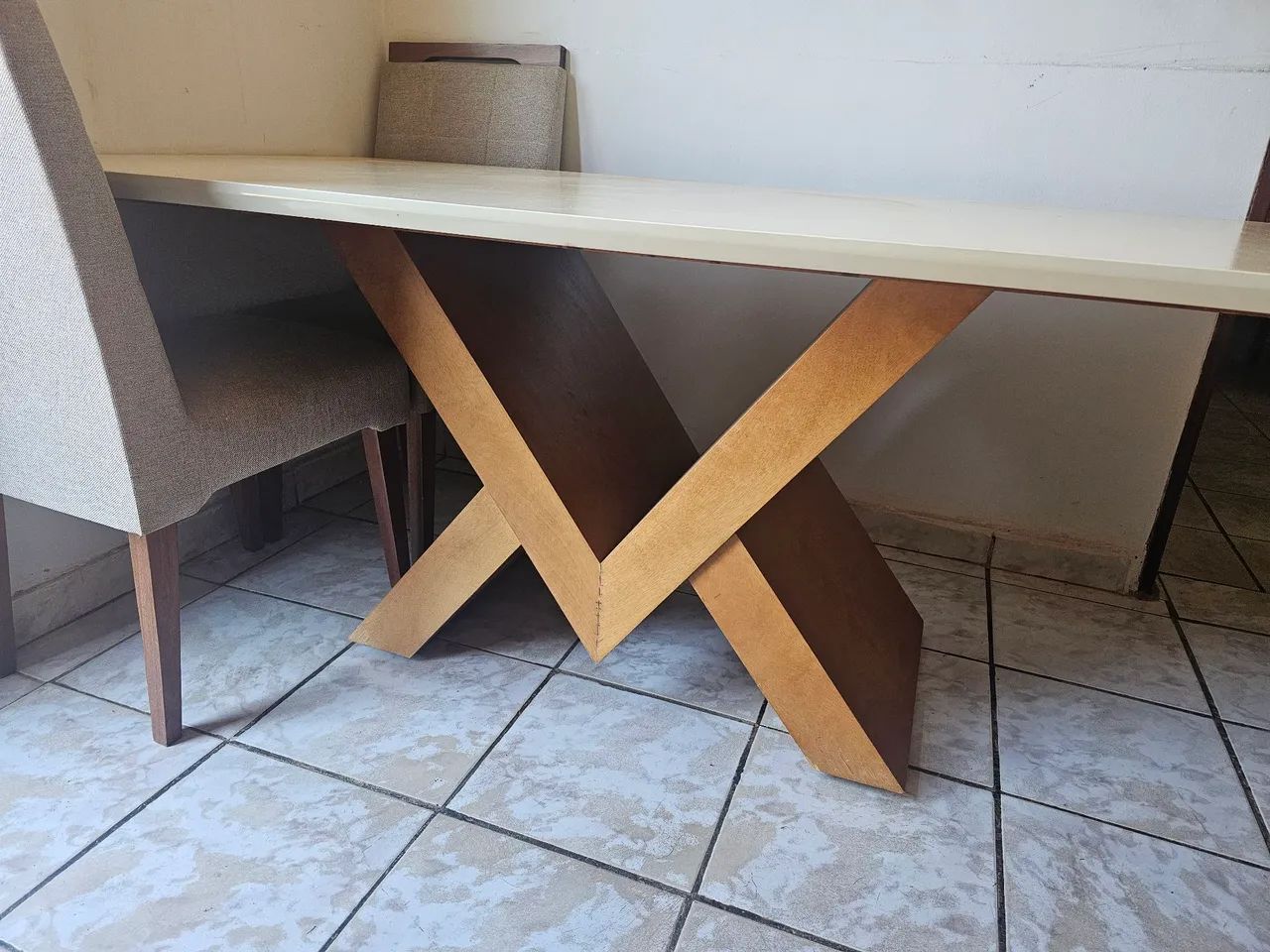 MESA DE MADEIRA COM 6 CADEIRAS