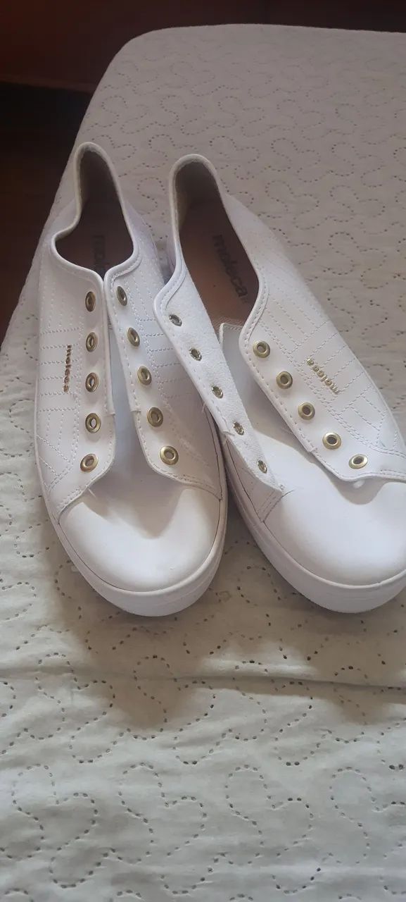 Sapato moleca branco em bom estado 