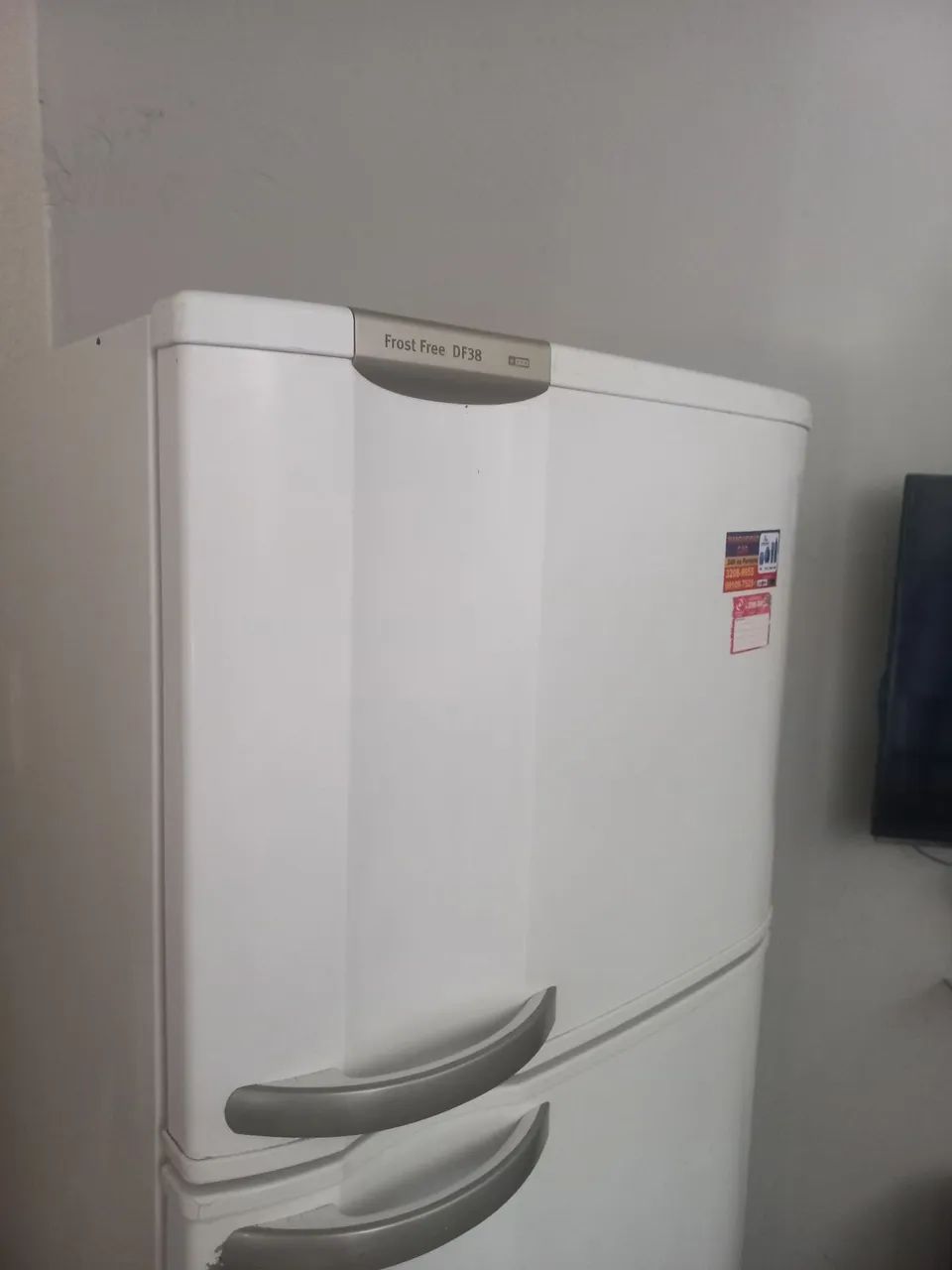 Vende-se geladeira e televisão 