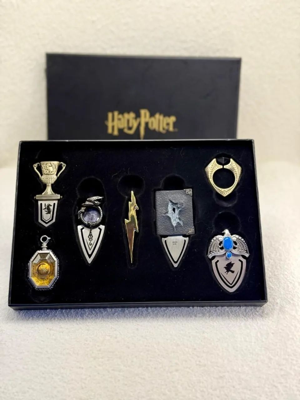 Harry Potter: Relógio + Box Pins + Horcruxes - Kit Colecionador - Foto 2