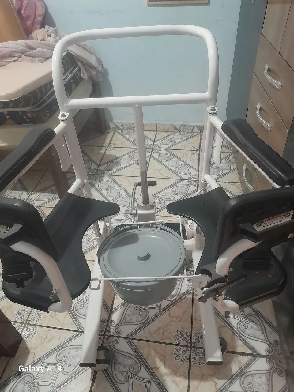 Cadeira de banho com várias utilidades.  - Foto 2
