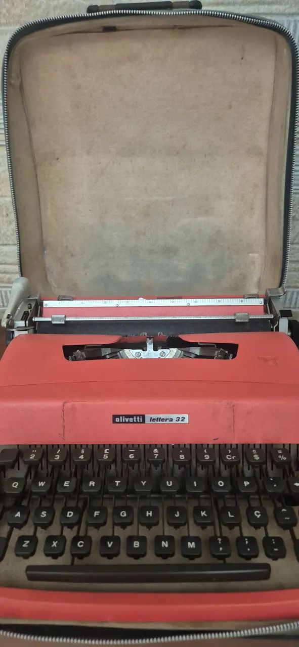 Máquina de escrever Olivetti Lettera 32 portátil 