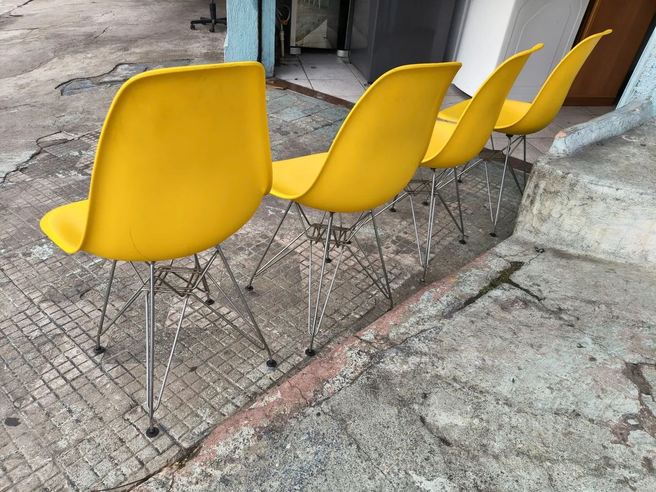 Jogo de 4 cadeiras Eames semi nova  - Foto 3