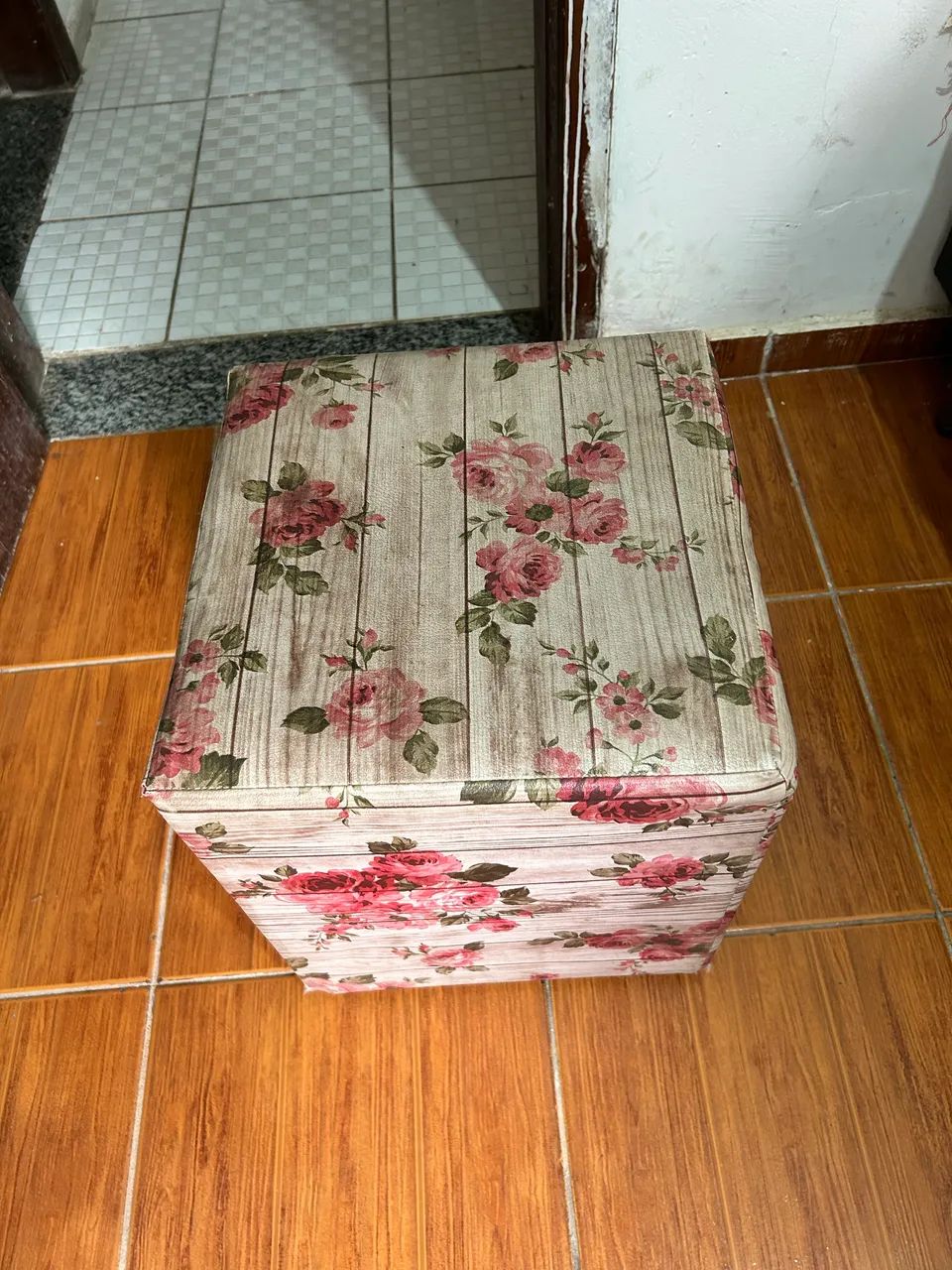 Puffe com decorações rosas  - Foto 2