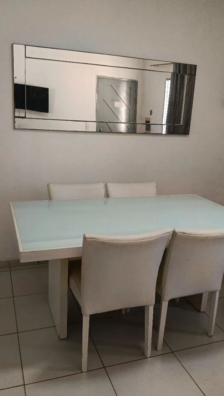 Vendo mesa com cadeiras 