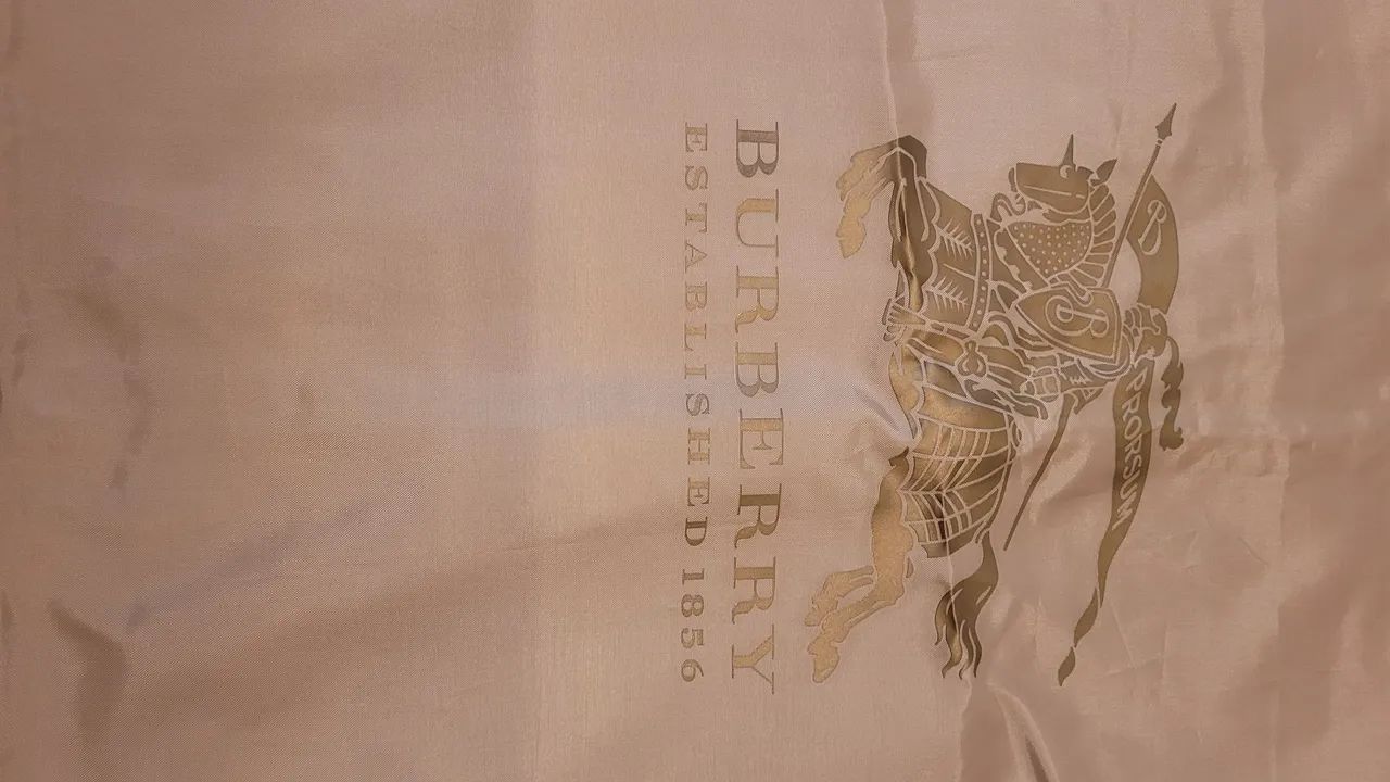 Capa protetora impermeável em nylon  Burberry original.