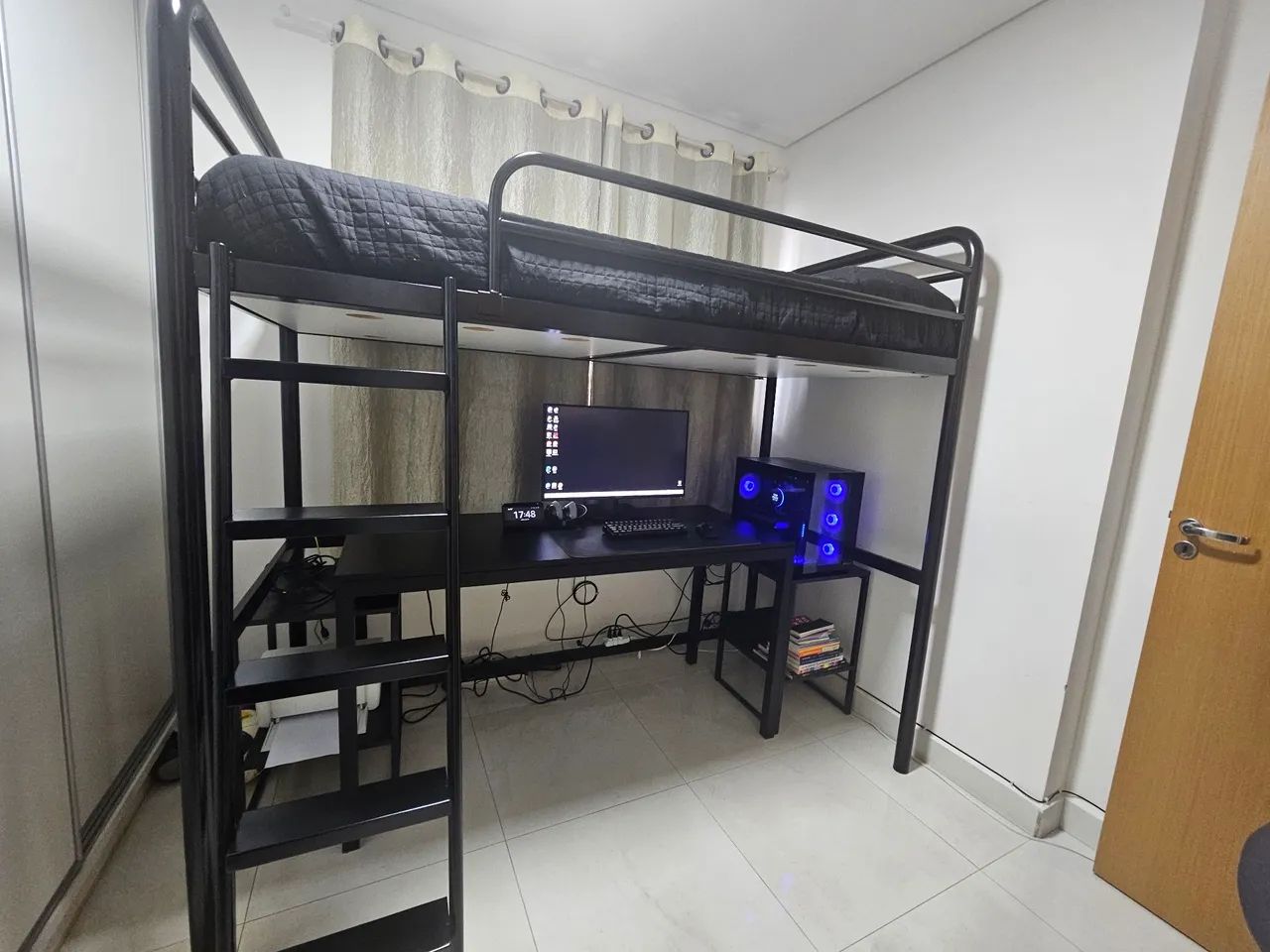 Beliche com colchão e escrivaninha 