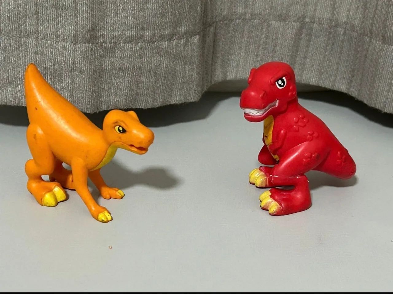 Dinossauros T rex vs iguanodon