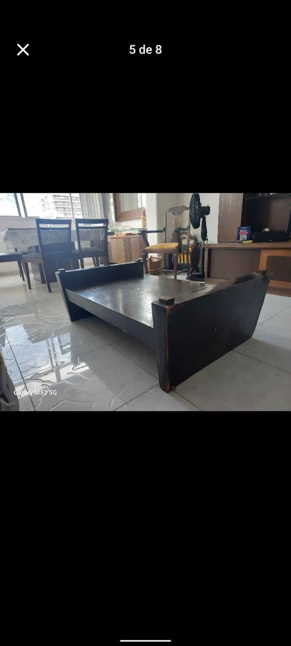 Mesa de centro em madeira maciça trabalhada.