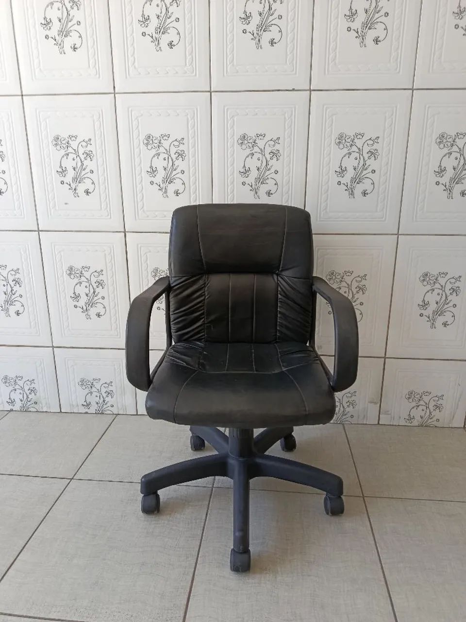 Vende-se uma cadeira de escritório usada  - Foto 2