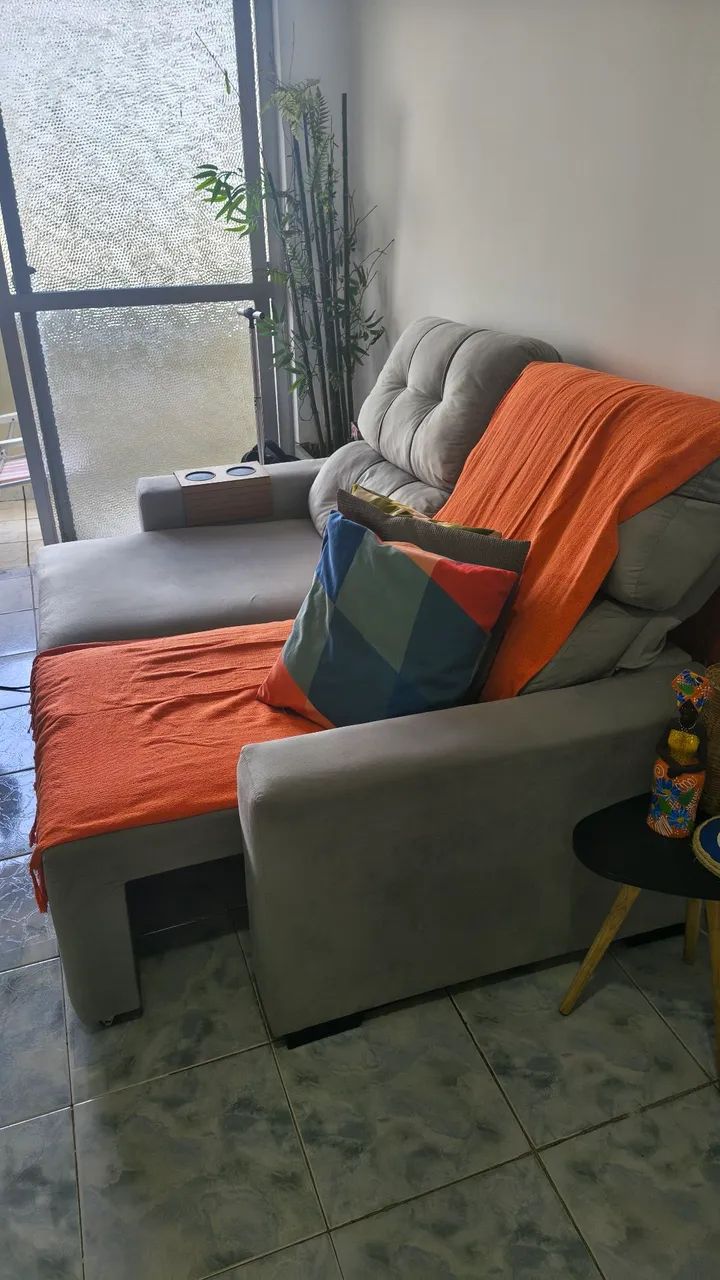 Sofá retratil 02 lugares cinza semi-novo  - Foto 3