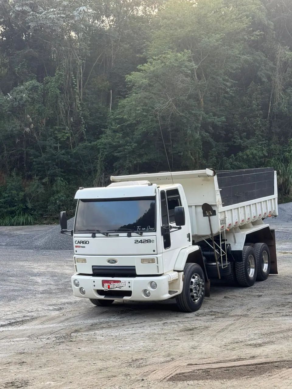 Ford cargo 2428 caçamba báscula 