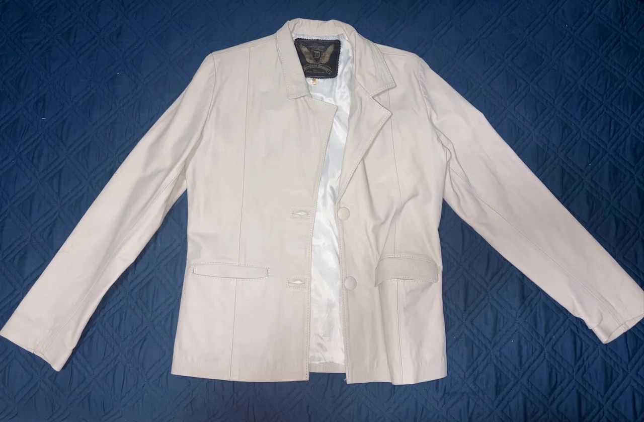 blazer de couro legítimo off-white e forro acetinado claro seminova 