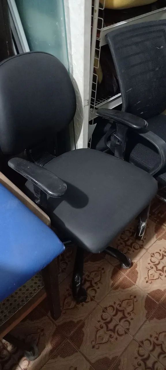 Cadeira de Escritório secretaria preta  - Foto 2