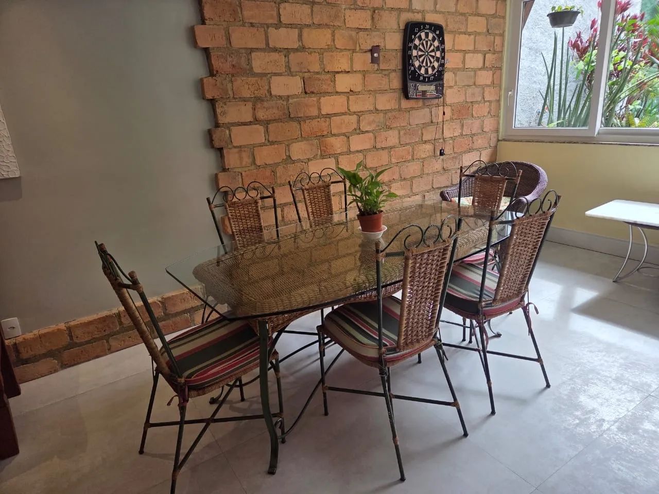 Mesa vidro e ferro com 6 cadeiras - Foto 2