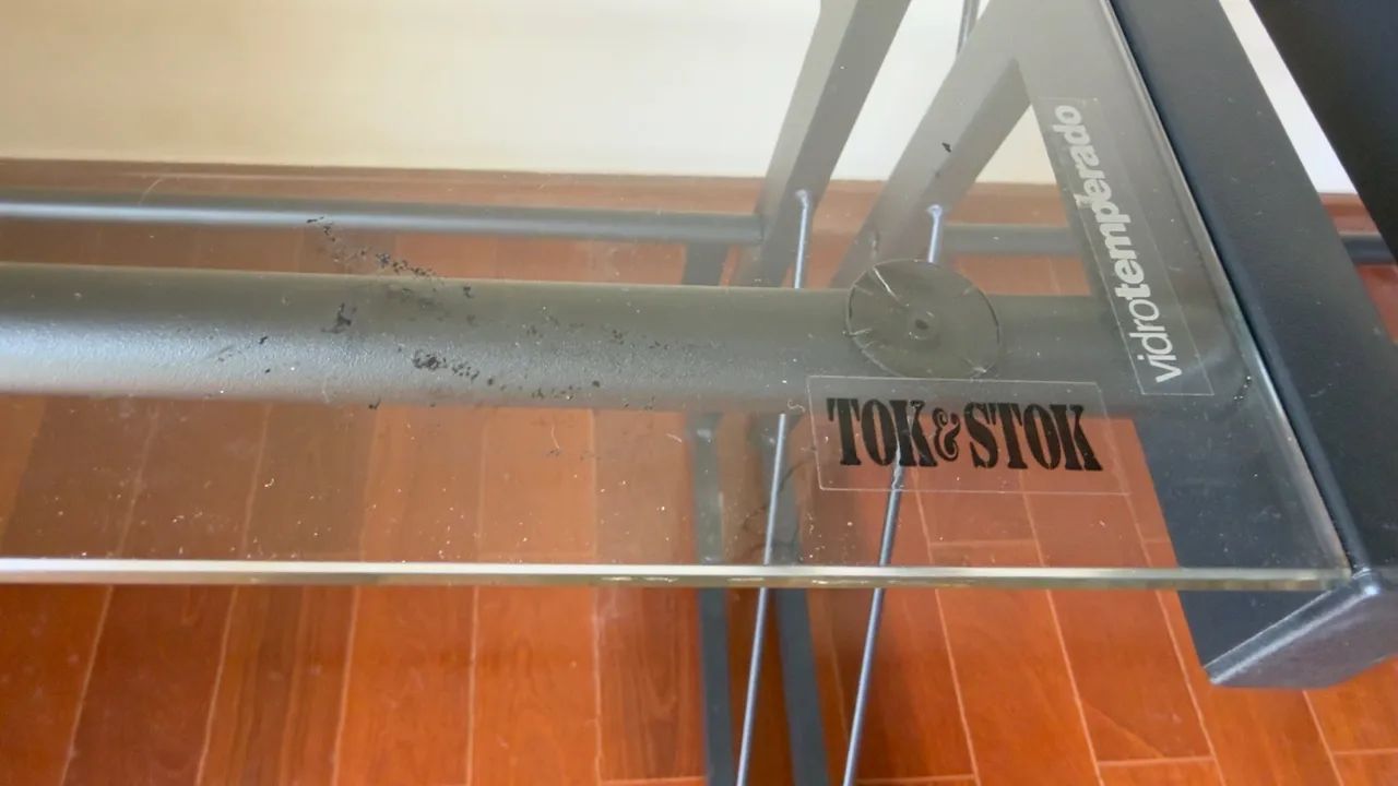 Vendo escrivaninha de vidro e ferro - Foto 2
