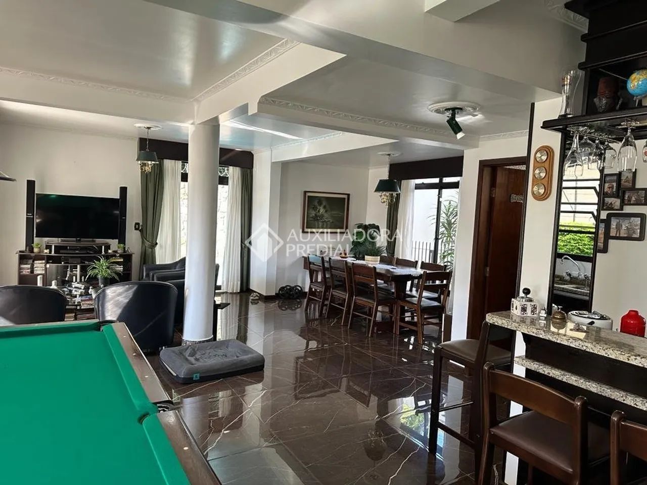 Casa residencial à venda no bairro Canto com 345 m² e 3 dormitórios/quartos.