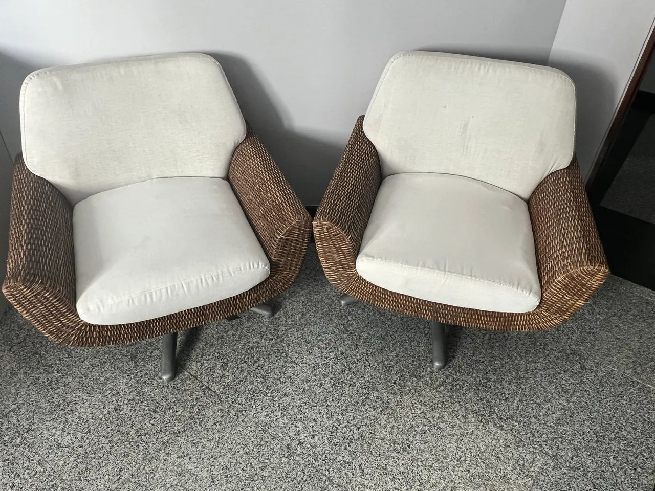 Conjunto de poltronas na cor off c/ braços empalhados