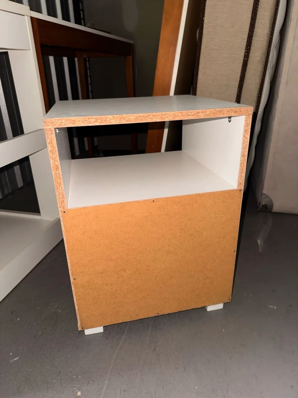 Criado-Mudo / Mesa Lateral Branca com 2 Nichos - Foto 4