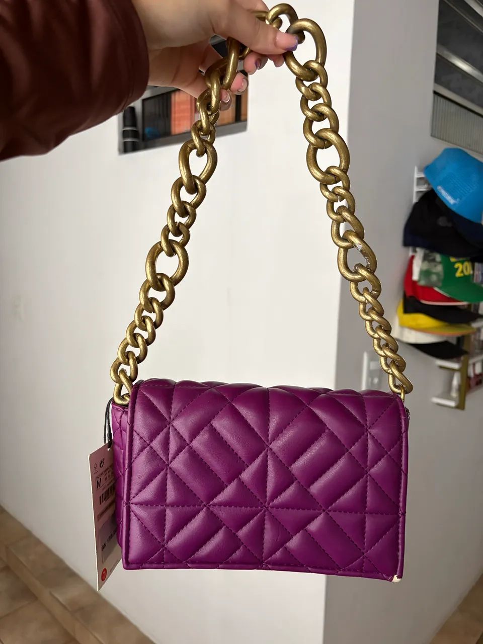 bolsa zara roxa com alça corrente dourada 