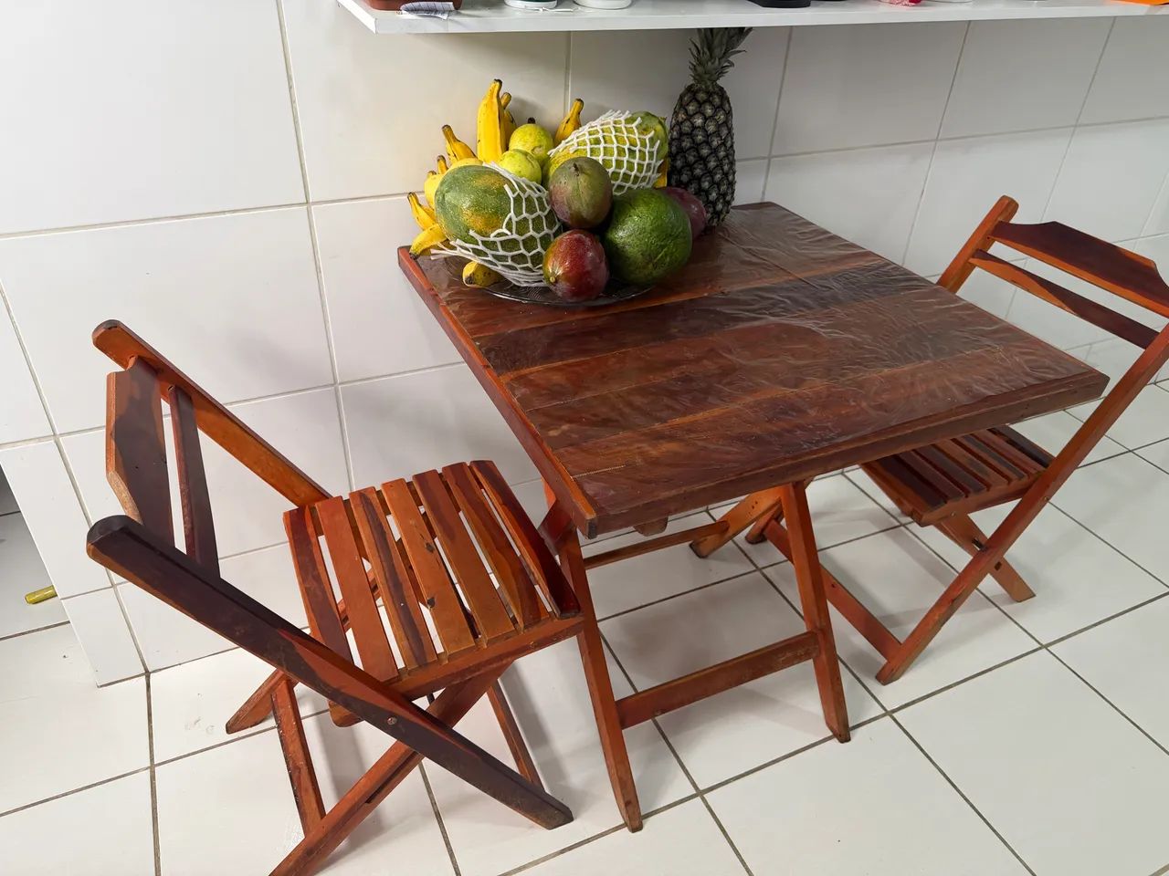 Mesa madeira com 2 cadeiras