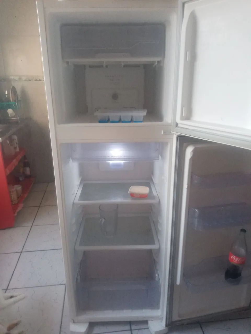 Vende-se uma geladeira semi-nova - Foto 2