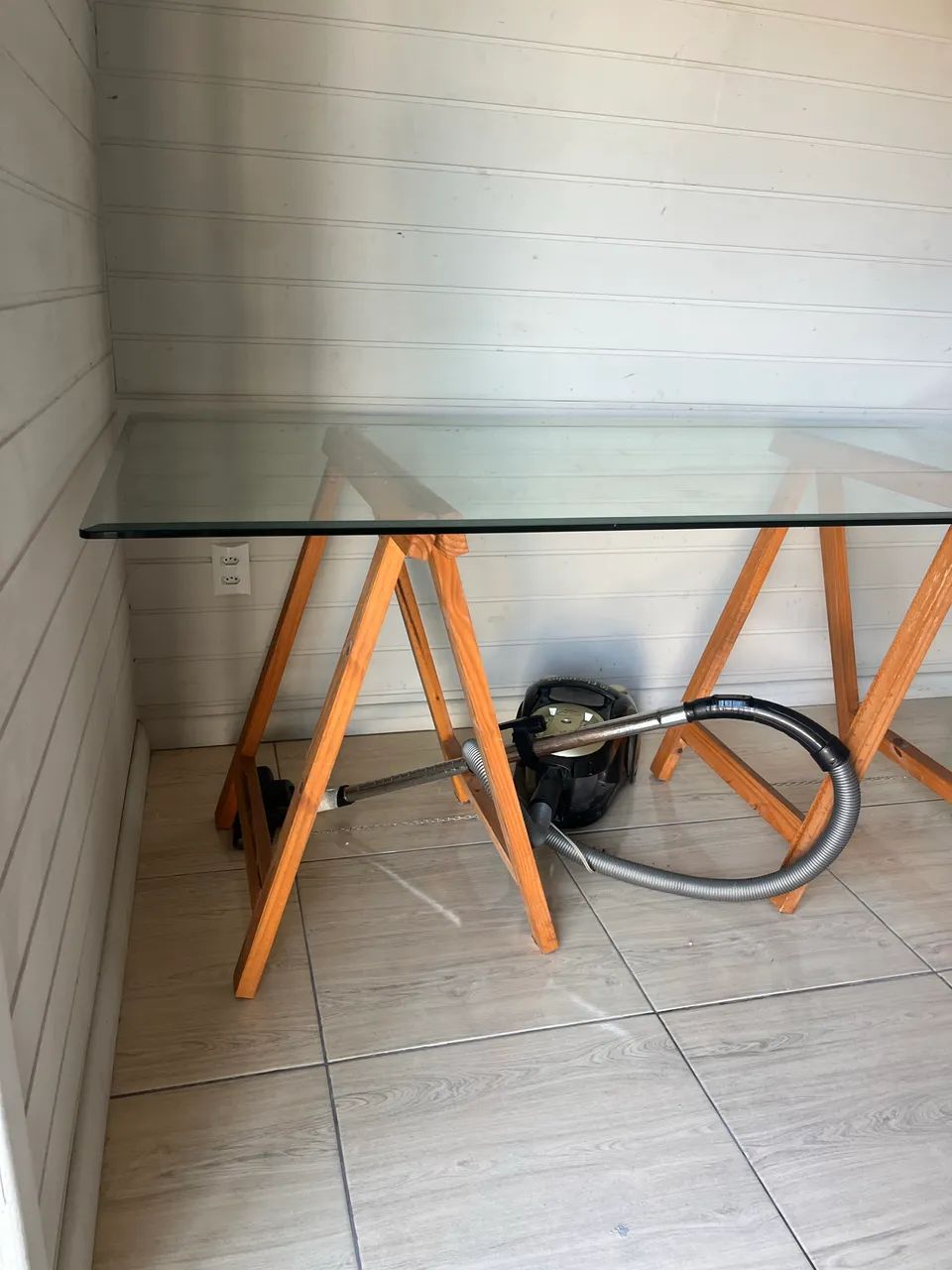 Mesa com tampo de vidro e cavaletes de madeira - possui trincados - Foto 2
