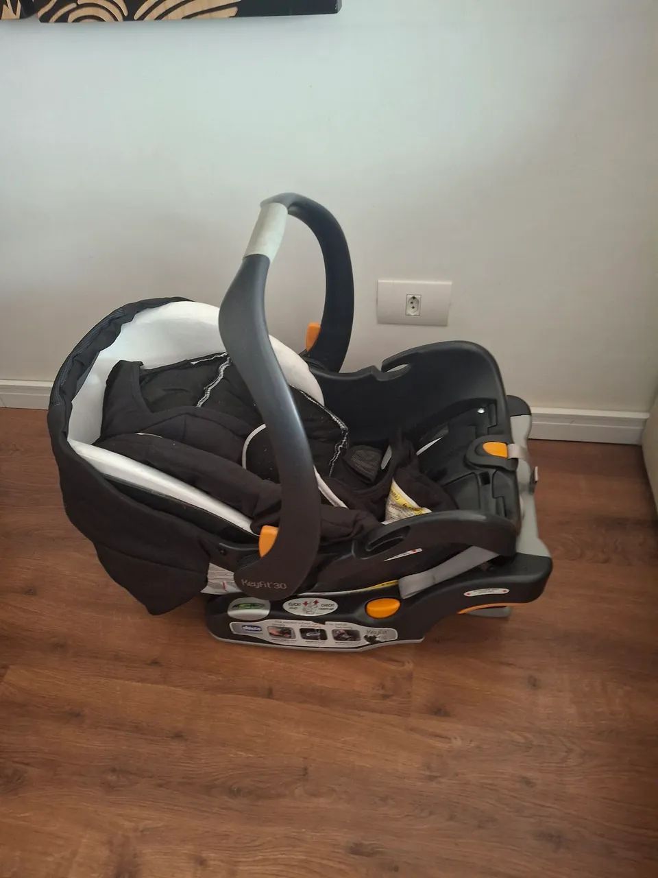 Chicco KeyFit 30 na cor preta e cinza. Excelente estado