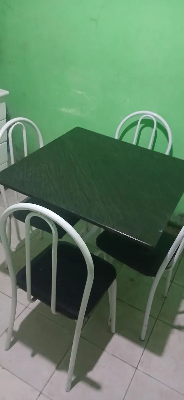 Mesa de mármore 4 cadeiras usada.