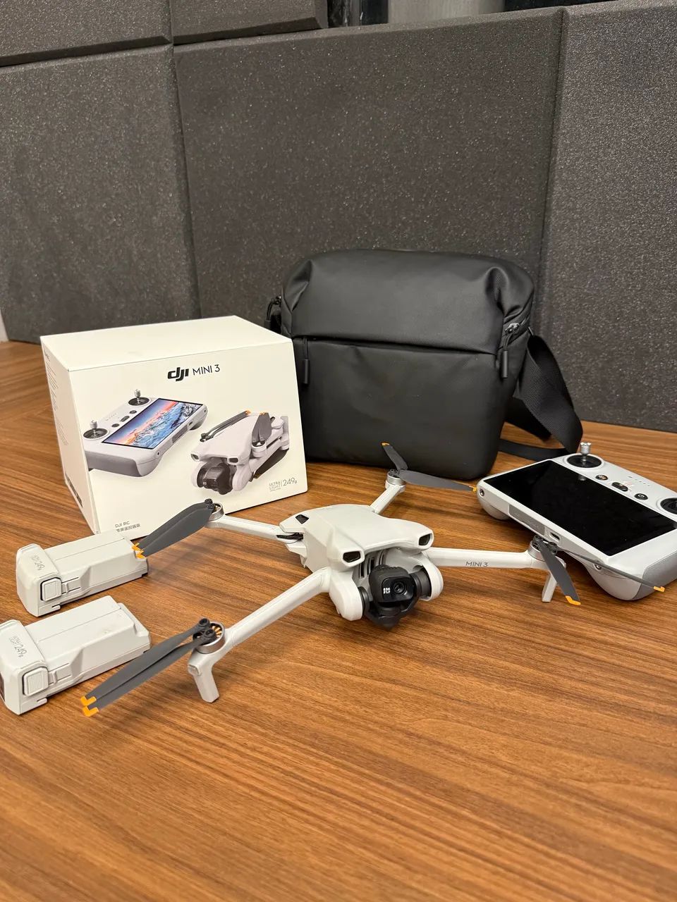 Drone profissional Dji Mini 3 controle com Tela, 2 baterias e bolsa. - Foto 4