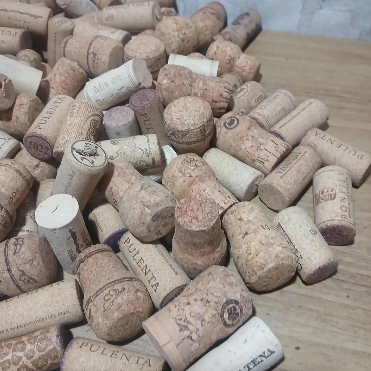 Lote com 130 rolhas de cortiça variadas - Foto 2