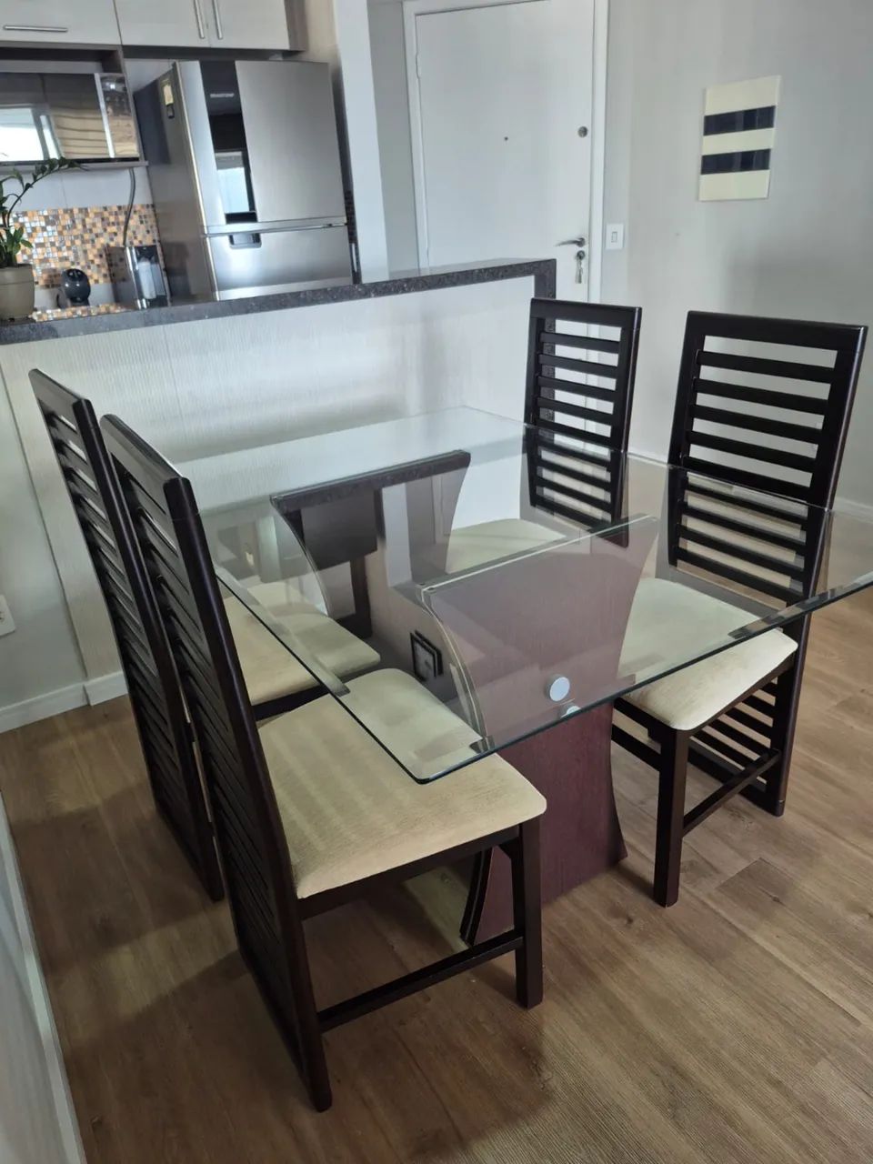 Mesa de Jantar com Vidro + 4 Cadeiras - 1,40 x 1,00 m
