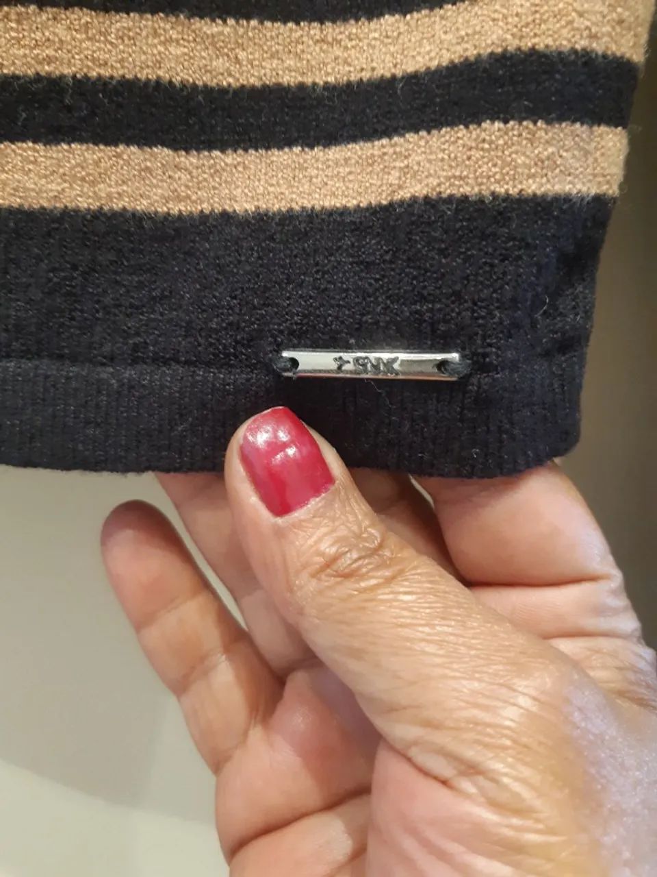 blusa cropped de tricô preta com listras - Foto 4